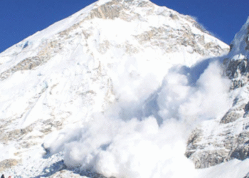 Kampa çığ düştü: 7 ölü