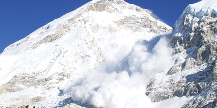 Kampa çığ düştü: 7 ölü