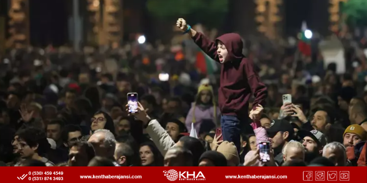 Bulgaristan’da Halk Ayakta: Kitlesel Protestolar Hükümeti İstifaya Zorladı