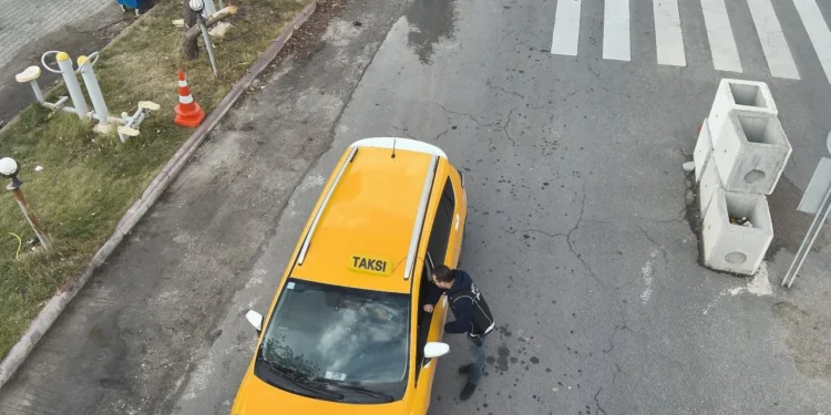 Ankara’da 5,5 Milyon TL’lik Büyük Dolandırıcılık: Sahte Polis Taksiyle Kaçarken Yakalandı