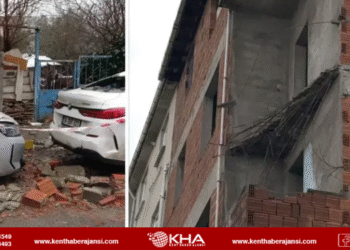 Sultanbeyli’de Metruk Binanın Balkonu Çöktü: Park Halindeki 2 Araç Hasar Gördü