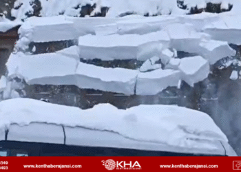 Bitlis’te Çatıdan Kopan Tonlarca Kar İş Makinesinin Üzerine Düştü