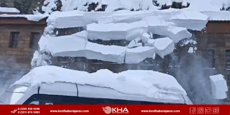 Bitlis’te Çatıdan Kopan Tonlarca Kar İş Makinesinin Üzerine Düştü