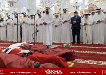 Katar’daki cenaze namazı görüntüleri tartışma yarattı: “Musalla taşı neden yok?”