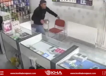 Van’da 5.2 Büyüklüğünde Deprem: Panik Anları Kameralara Yansıdı