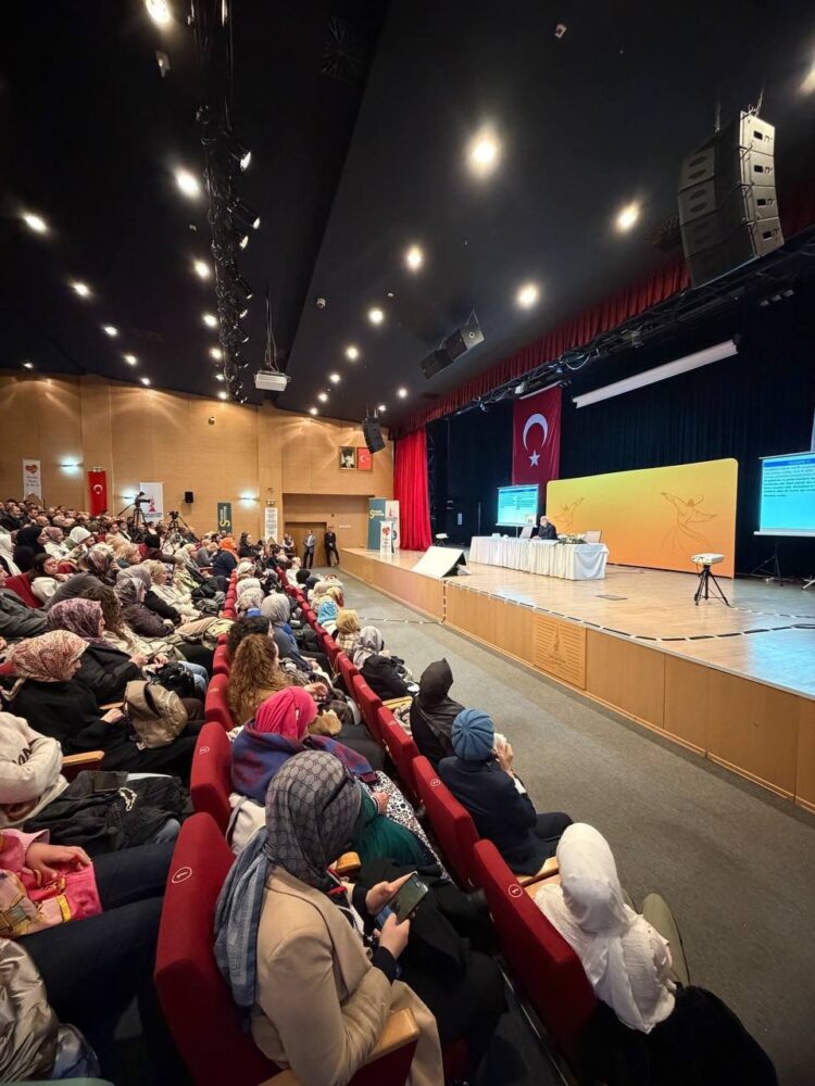 İstanbul’da “Mutluluğu Yaşamak” Paneline Yoğun İlgi