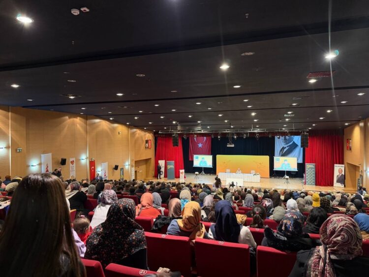İstanbul’da “Mutluluğu Yaşamak” Paneline Yoğun İlgi