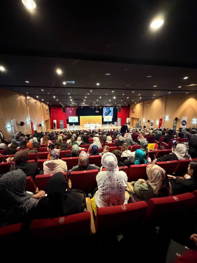 İstanbul’da “Mutluluğu Yaşamak” Paneline Yoğun İlgi
