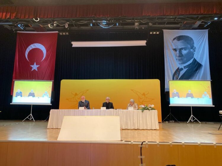 İstanbul’da “Mutluluğu Yaşamak” Paneline Yoğun İlgi