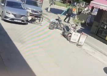 Bisikletiyle aniden yola çıkan çocuğa otomobil çarptı