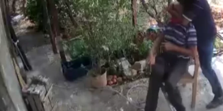 Mersin’de Yaşlı Adama Kasklı Canilik: Boynunu Kırmaya Çalışıp Başını Ezdi! 380 Saatlik Kamera İncelemesiyle Yakalandı