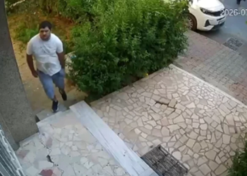 Sultangazi’de Takıntılı Komşu Dehşeti: Bahçede Çay İçen Kadını Bıçaklayıp Kanser Hastası Engelliyi Yaraladı!