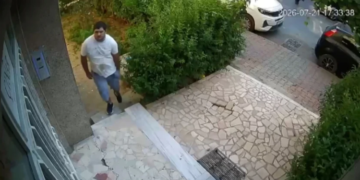Sultangazi’de Takıntılı Komşu Dehşeti: Bahçede Çay İçen Kadını Bıçaklayıp Kanser Hastası Engelliyi Yaraladı!