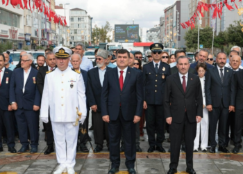 Sultanbeyli’de 30 Ağustos Zafer Coşkusu: İlçe Protokolü Çelenk Sunma ve Tebrik Töreninde Buluştu