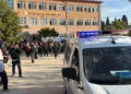 Manisa’da Okul Girişinde Pompalı Tüfek Dehşeti: 11 Öğrenci Yaralandı, Saldırganın Ailesi de Gözaltında!