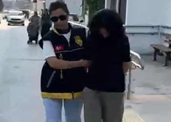 Adana’da “Uyandırma” Tartışması Kanlı Bitti: Evlilik Hazırlığı Yapan Genç Kadın Nişanlısını Bıçaklayarak Öldürdü!