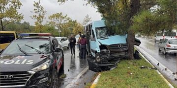 İstanbul Sancaktepe’de minibüs refüjdeki ağaca çarptı