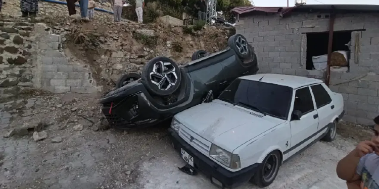 “Kaza yokuşu”nda 3 ayda 2 araç evin bahçesine uçtu
