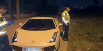 10 milyonluk lüks araçla çalılıkta uyurken bulundu.