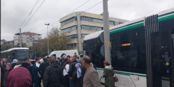 Kocaeli’de tramvayın çarptığı 2 kişi yaralandı