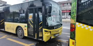 Üsküdar’da 2 İETT otobüsü çarpıştı.